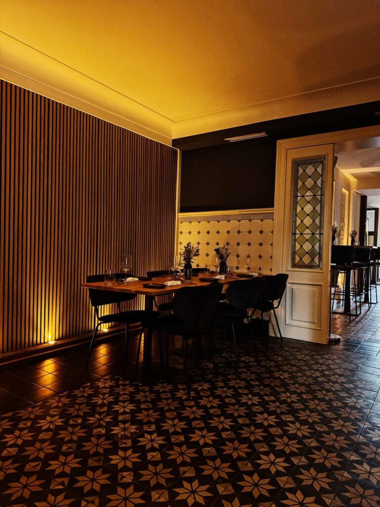 Stedentrip Lübeck & Travemünde: van Hanzestad naar de Amazone van het Noorden 15 Lubeck - unter freunden restaurant tafel