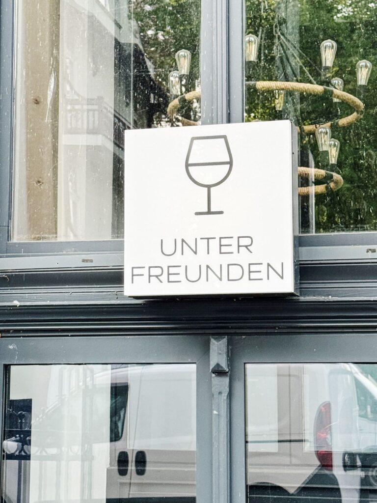 Stedentrip Lübeck & Travemünde: van Hanzestad naar de Amazone van het Noorden 14 Lubeck - unter freunden - bord