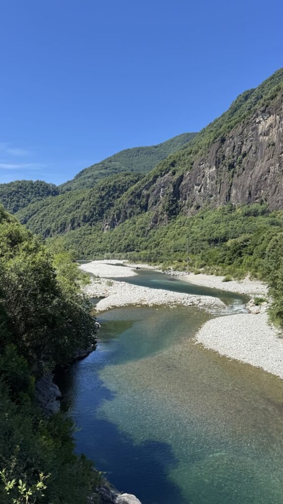 Valle maggia - rivier helder blauw water