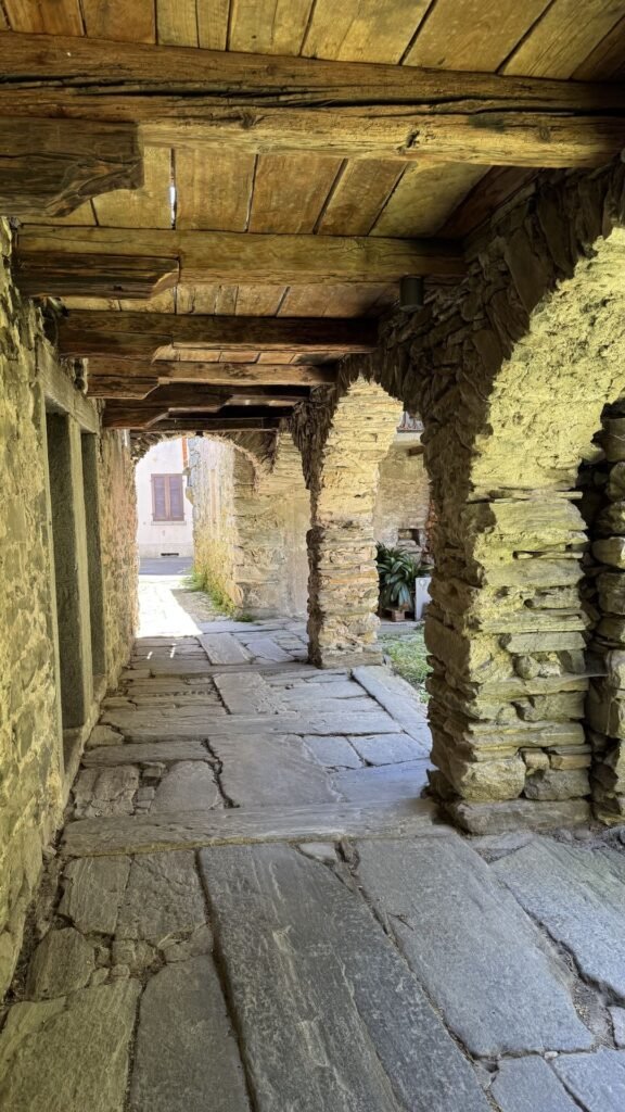 Valle maggia - moghegno - oude muren