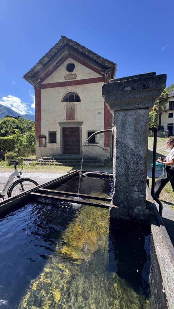Valle maggia - kerk bij brug Gordevio