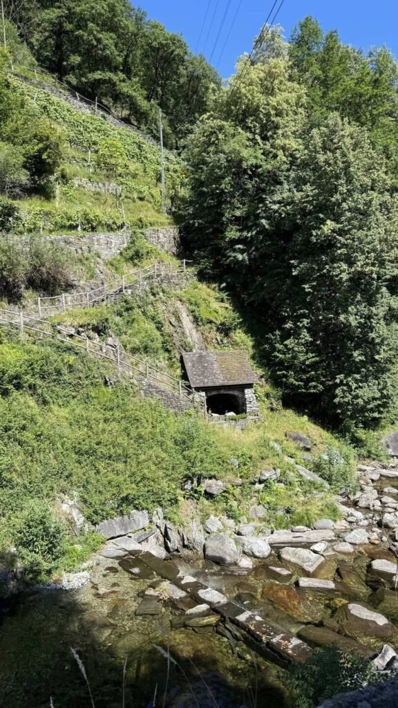 Valle maggia - wasplaats bij brug Gordevio