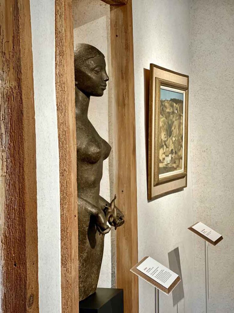 Jura: waar kalksteen, kaas en kunst samenkomen 23 Beeld en schilderij in Prieuré de Mouthier-Haute-Pierre