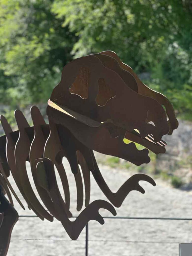 Jura: waar kalksteen, kaas en kunst samenkomen 38 Metalen dinosaurus in Dinoplagne