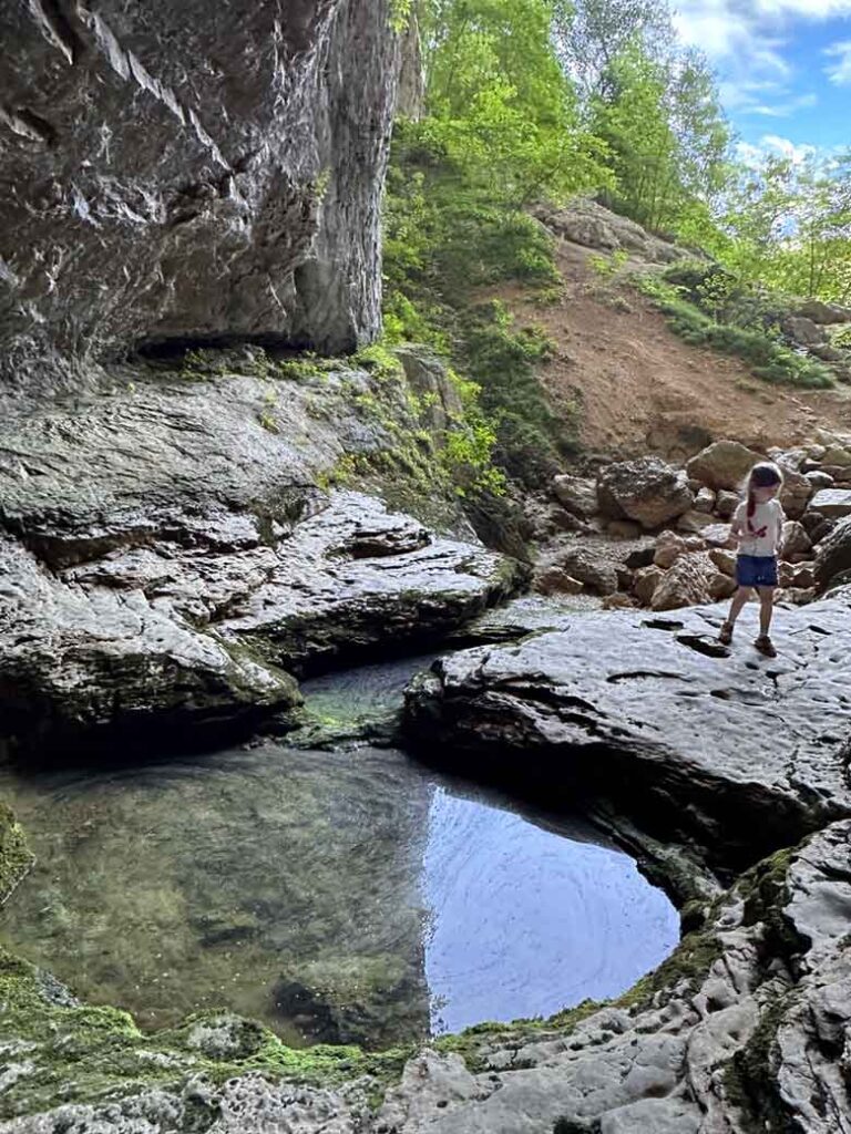 Jura: waar kalksteen, kaas en kunst samenkomen 51 kind in sarrazine grot bij de Lison watervallen