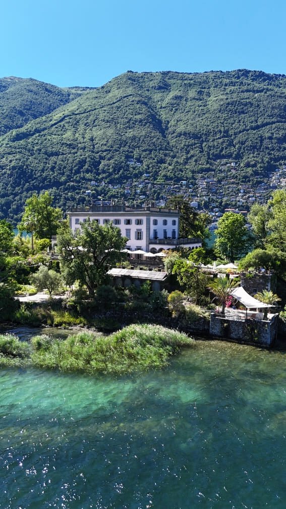 Isole di Brissago - drone vanaf het water - villa