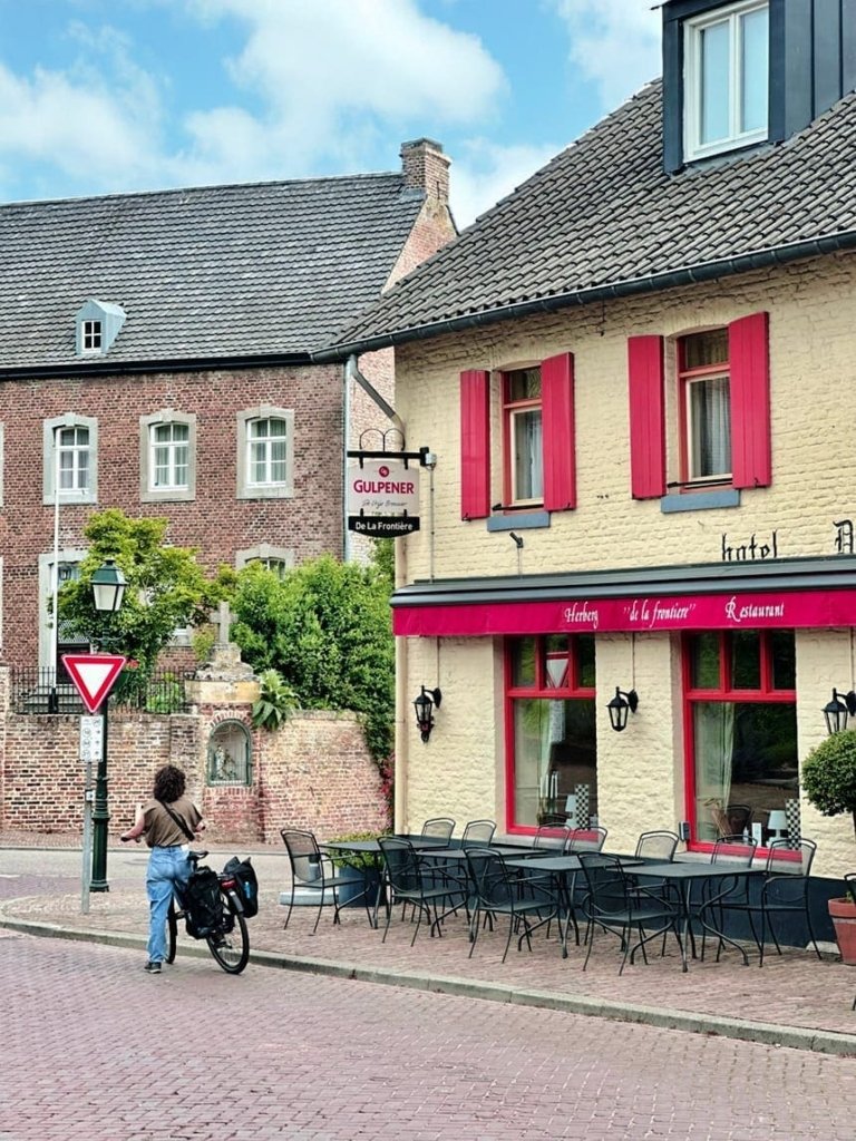 Zuid-Limburg anders: duurzaam op reis door het heuvelland 37 Zuid-Limburg - slenaken - straat met fietser