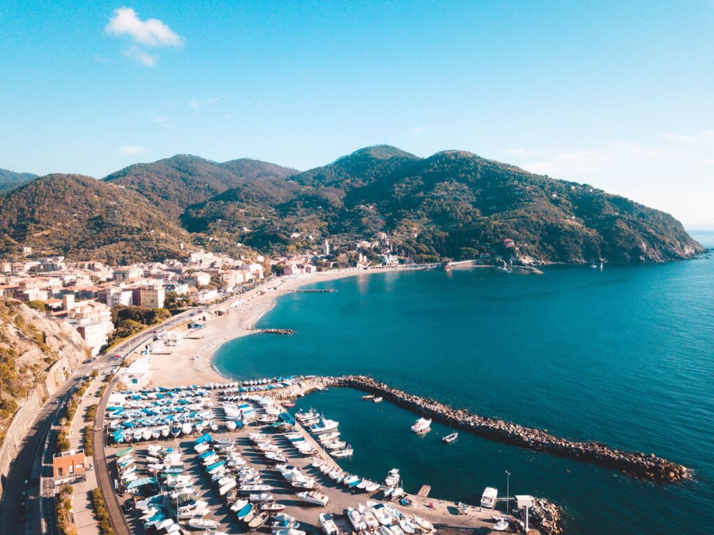 Cinque Terre met de trein vanuit Levanto 1 Levanto - strand en bootjes haven