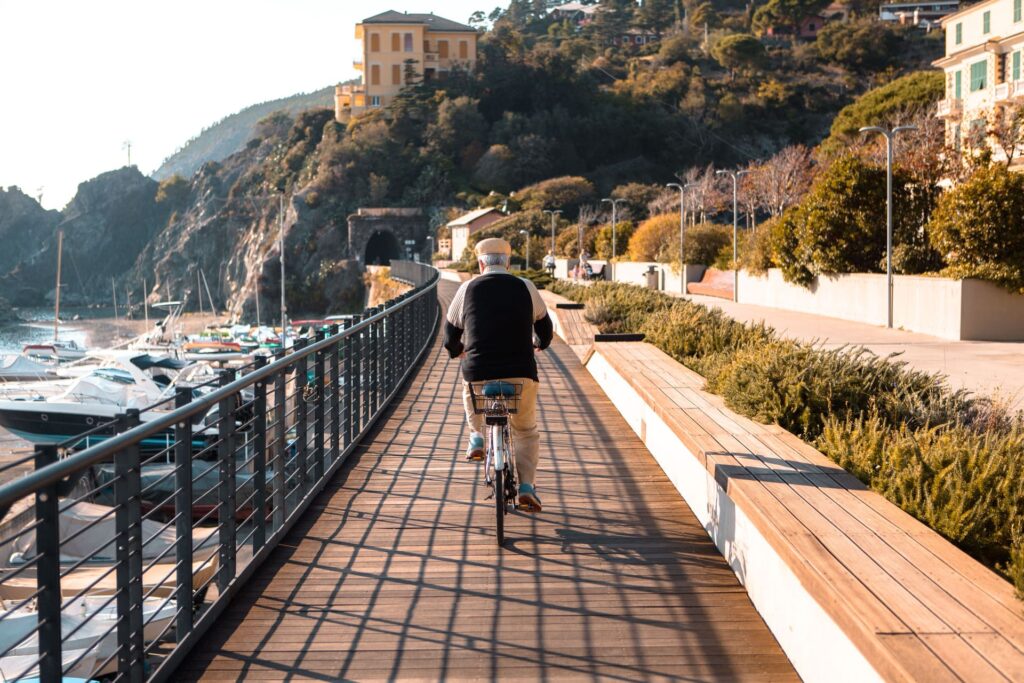 Cinque Terre met de trein vanuit Levanto 3 levanto - oude man op fiets langs kust