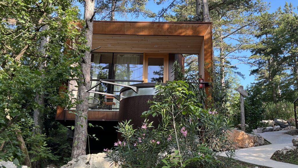 Doen in Slovenië: beren in het wild spotten 5 Houten Cabin Theodosius Forest Village