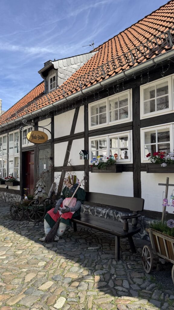 Goslar - holz studio - heks op bankje