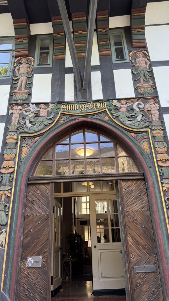 Goslar - alte munze entree met houtkervingen