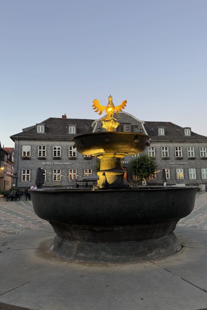 Goslar - fontein op marktplein in avond