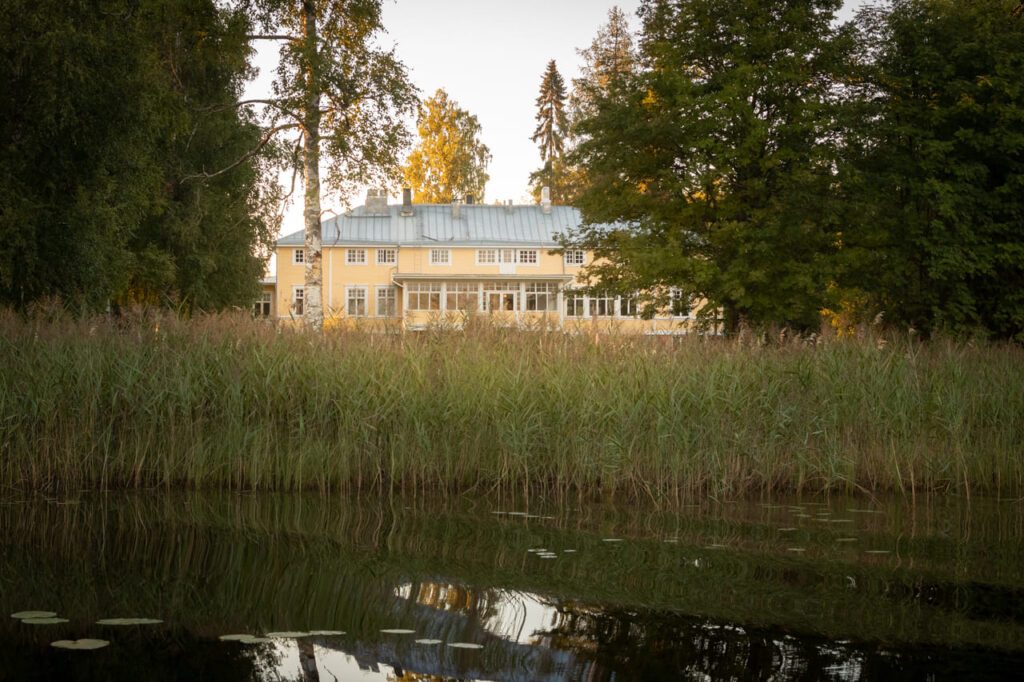 Wandelen Saimaa: de mooiste natuurpaden en nationale parken bij Mikkeli 14 Landhaus Kekkola - huis vanaf het meer
