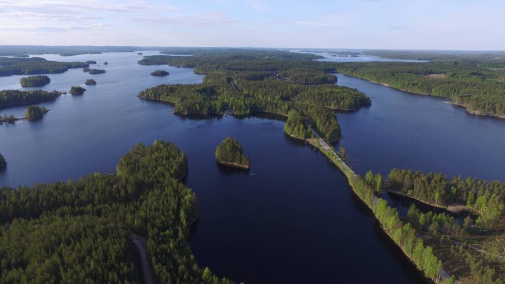 Wandelen Saimaa: de mooiste natuurpaden en nationale parken bij Mikkeli 7 Puumala - uitzicht bos en meren - Juha Markkanen - visit finland