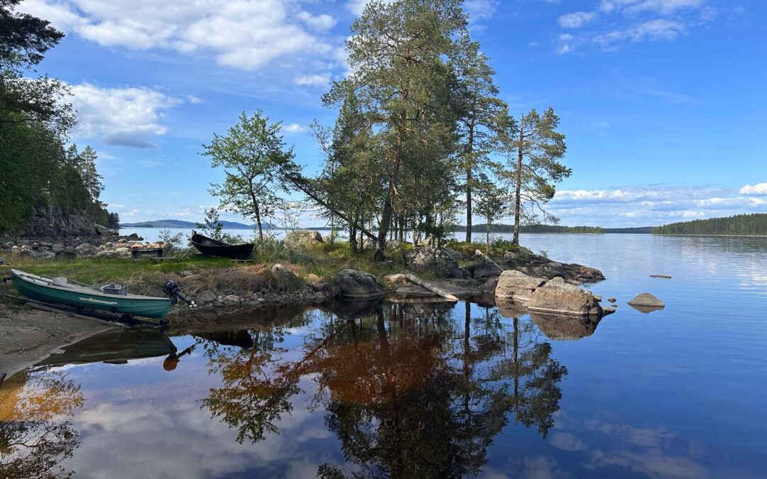 Finland - noord-karelie - Boten op de oever Korvenkota Koli