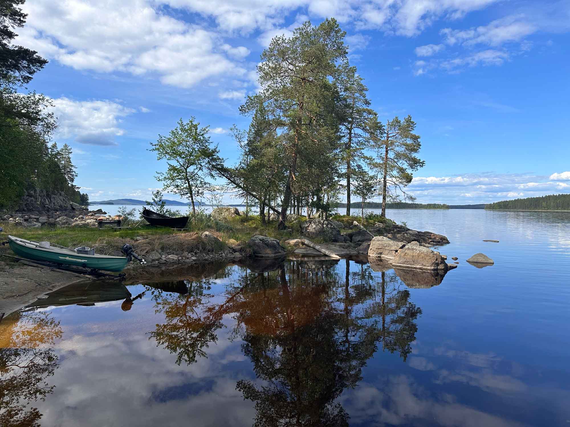 Finland - noord-karelie - Boten op de oever Korvenkota Koli Finland - noord-karelie - Boten op de oever Korvenkota Koli