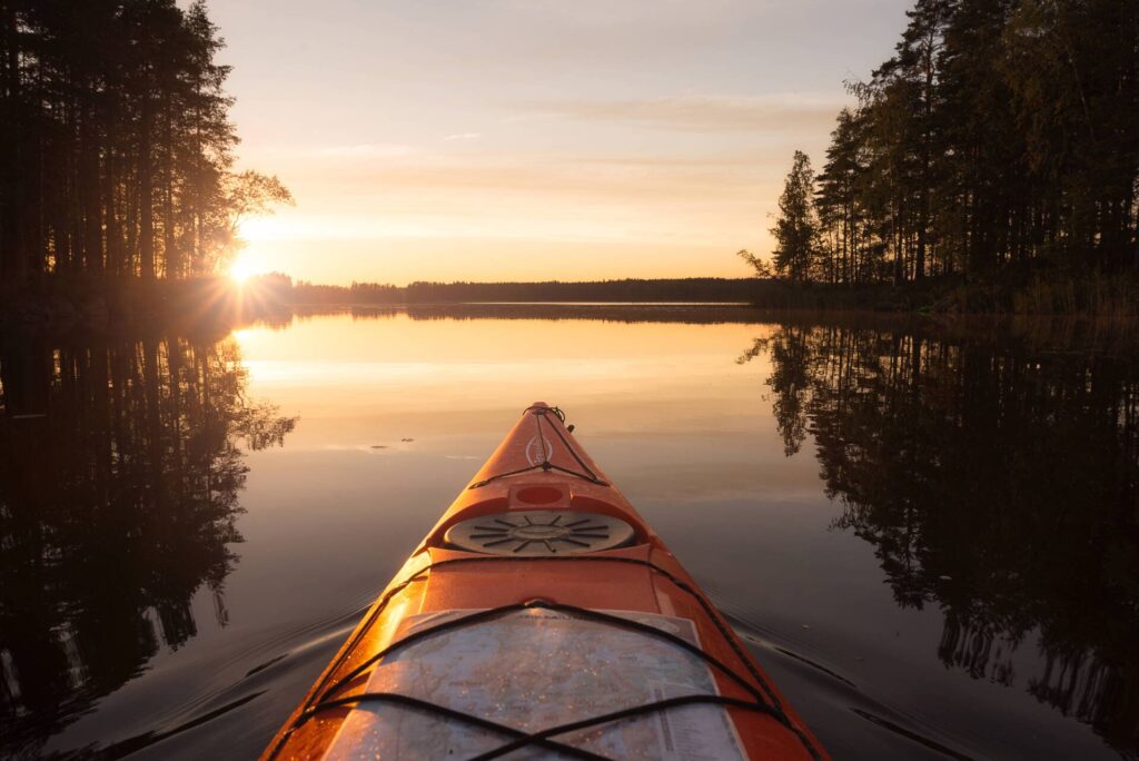 Wandelen Saimaa: de mooiste natuurpaden en nationale parken bij Mikkeli 9 Repovesi_Nationaal-park_Kayaking_Aku_Pöllänen