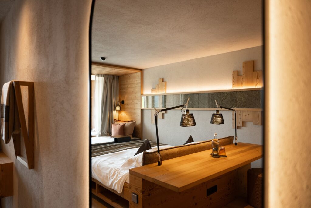 Gitschberg Jochtal: wandelen in een onbekend hoekje van Süd-Tirol 12 Biohotel Gitschberg - kamer stoana - detail via spiegel