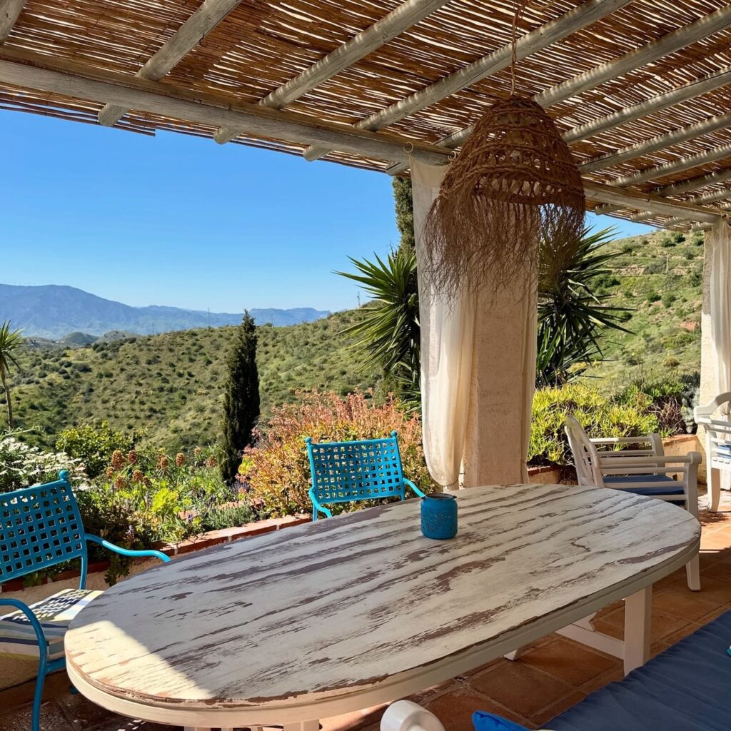 Alora en de Guadalhorce-vallei: onbekend achterland van Malaga 15 Finca las nuevas - overdekt terras