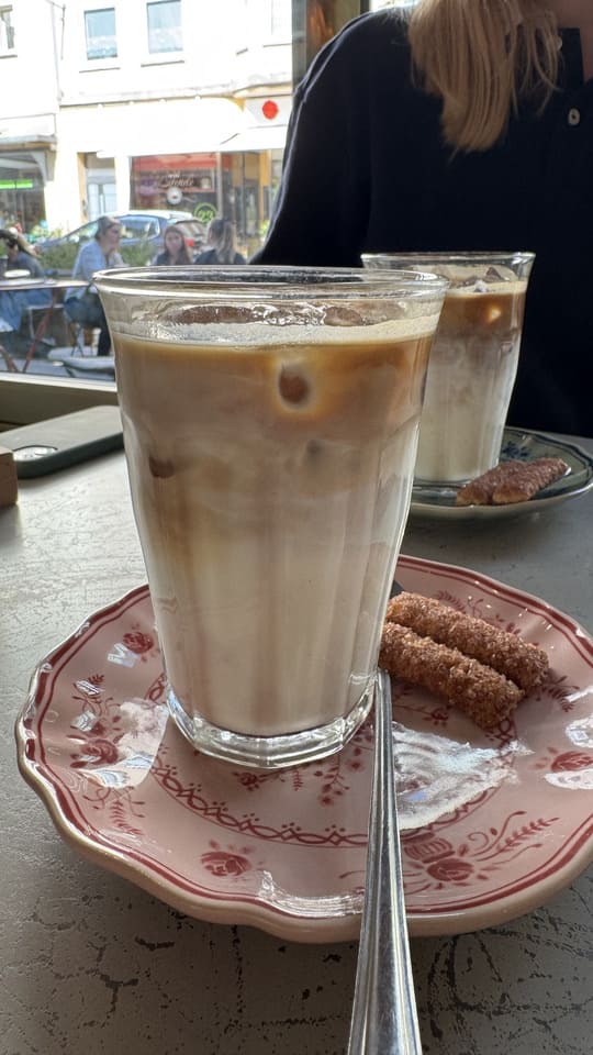Groen Aken: citytrip met bos, biotuin en Karel de Grote 14 Aken - cafe baristinho - cafe latte - iced
