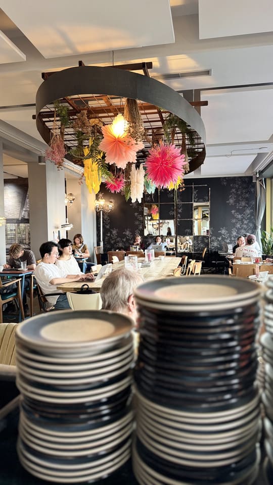 Groen Aken: citytrip met bos, biotuin en Karel de Grote 13 Aken - cafe baristinho - sfeer grote tafel