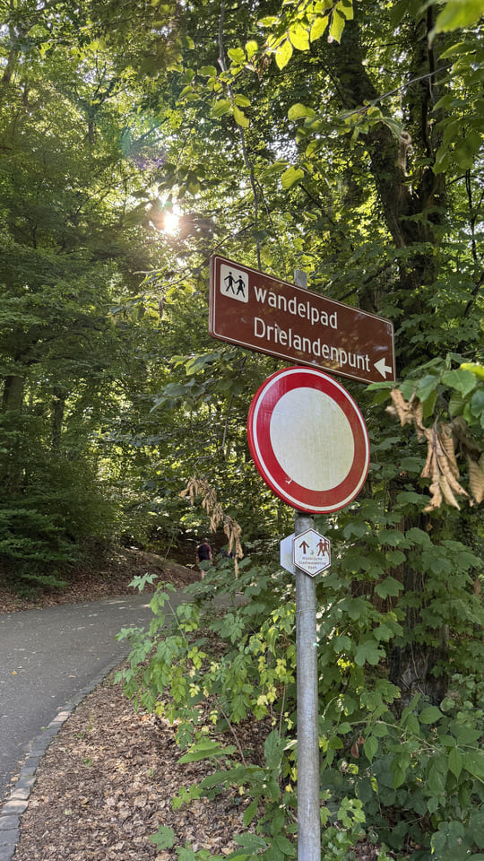 Groen Aken: citytrip met bos, biotuin en Karel de Grote 28 Aken - bord wandelpad drielandenpunt
