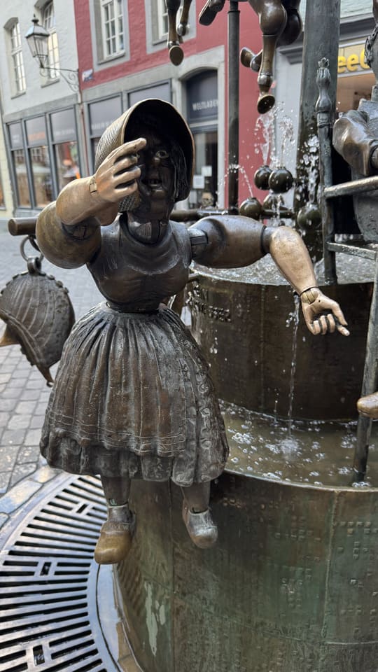 Groen Aken: citytrip met bos, biotuin en Karel de Grote 1 Aken - beeld puppenbrunnen - beweegbaar beeld