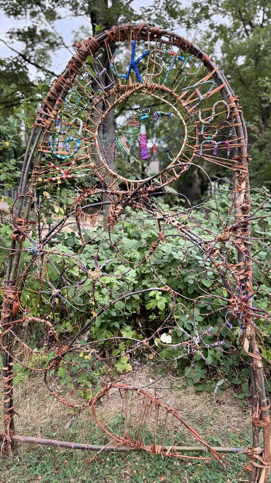 Groen Aken: citytrip met bos, biotuin en Karel de Grote 19 Aken - biotuin Hirschgrün - kunstwerk hout