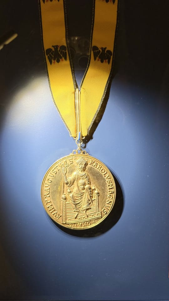 Groen Aken: citytrip met bos, biotuin en Karel de Grote 23 Gouden medaille met gele lint