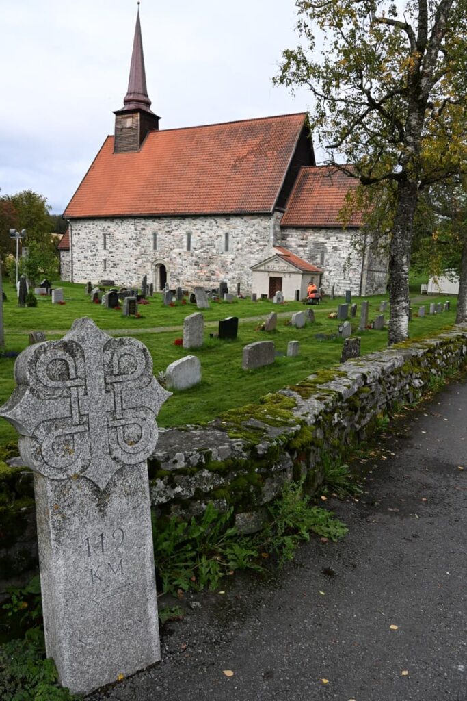 stiklestad - kerk en pelgrimsteen