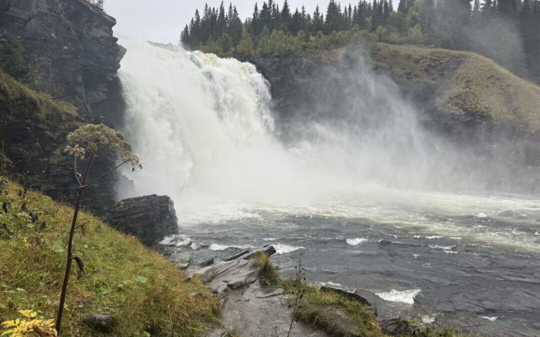 Wandelen naar trondheim waterval zweden