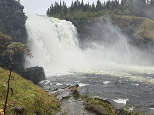 Wandelen naar trondheim waterval zweden