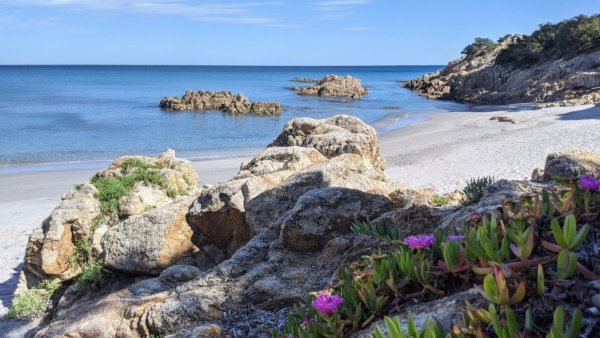 I Liberotti - Sardinie - strand met rotsen