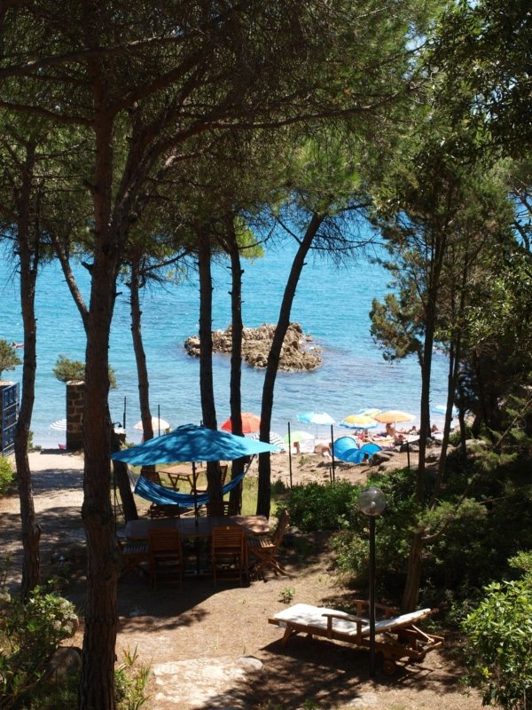I Liberotti - Sardinie - tuin en parasollen strand