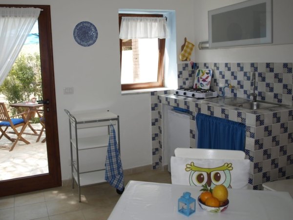 I Liberotti - Sardinie - oleandro keukenblok en tuin naar deur