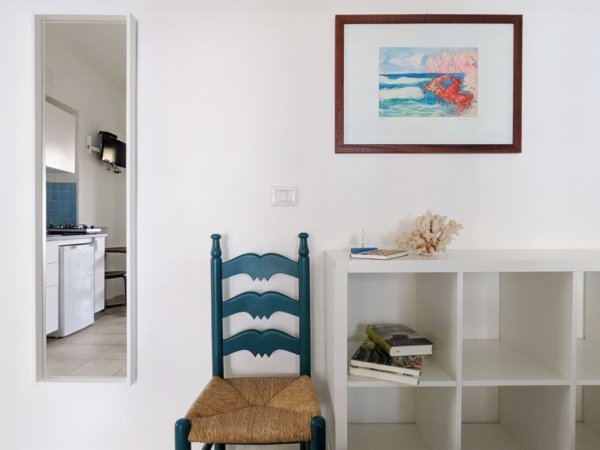 I Liberotti - Sardinie - kamer Ginepro stoel en kast