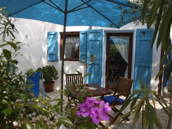 I Liberotti - Sardinie - oleandro terrasje met parasol