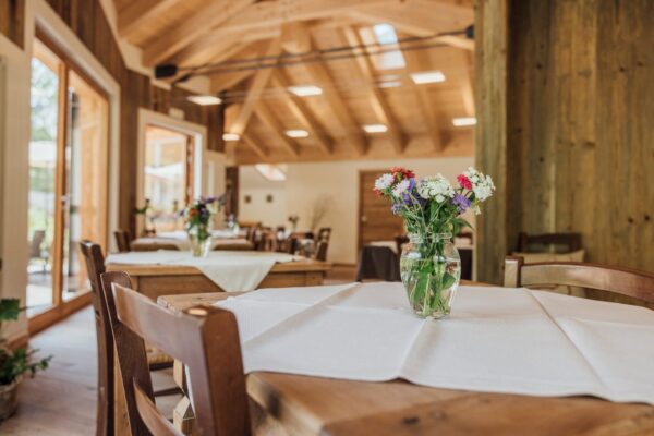 Locanda Mistral_Restaurant_bloemen-op-tafel
