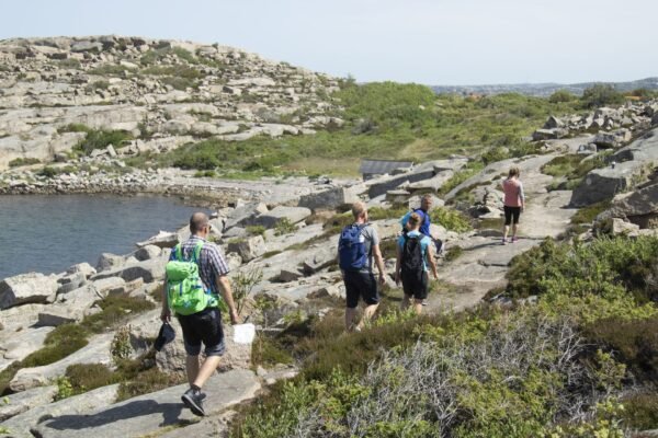 Ramsvik - wandelgroep op rotsen