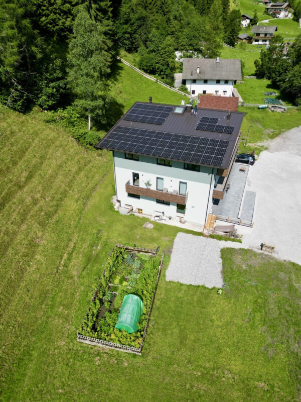 Nature House - dak met zonnepanelen en moestuin