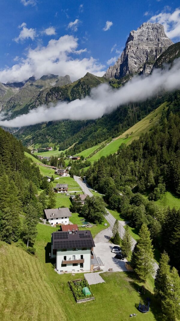 Nature House - luchtfoto huis en wolken