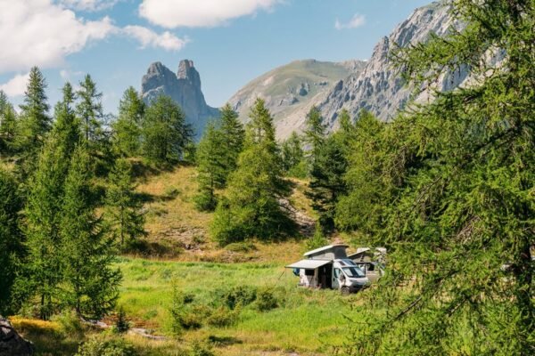 Camping Mistral_Valle Maira_campers op terrein